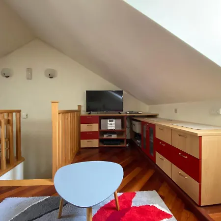 Red Keep Apartment *